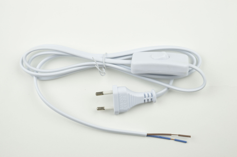 картинка Шнур сетевой с вилкой и выключателем 1.7м белый Uniel от магазина Электротехника