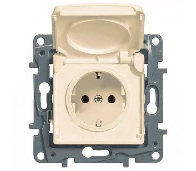 картинка Розетка 1-я 2P+E 16А СУ со шторками крышкой IP44 механизм слоновая кость Werkel от магазина Электротехника