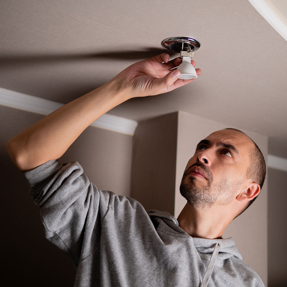 Как заменить лампу в точечном светильнике