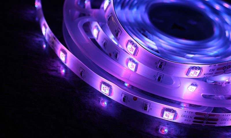 Включённая светодиодная лента с фиолетовым светом.